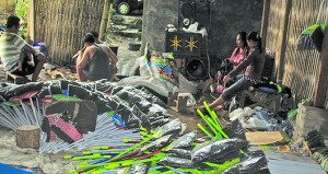 Perajin Sapu Ijuk di Gambiran Kesulitan Bahan Baku