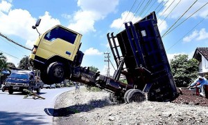 Roda Belakang Ambles, Dump Truk Muatan Tanah Uruk Standing