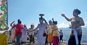 Celebrate Nyepi Day, Hundreds of Hindus Hold Melasti at Boom Pantai Beach