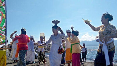 Celebrate Nyepi Day, Hundreds of Hindus Hold Melasti at Boom Pantai Beach