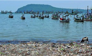 Sampah di Pantai Muncar Semakin Parah