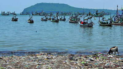 Sampah di Pantai Muncar Semakin Parah