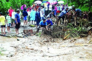 Hujan Deras di Lereng Ijen, Sungai Meluap Akibatkan Jembatan Putus dan Rumah Terendam