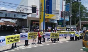 Pertanyakan Sertifikat Rumah, Puluhan Warga Lurug Bank BTN Banyuwangi