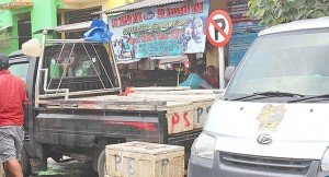 Pengendara Nekat Terjang Papan Larangan Parkir
