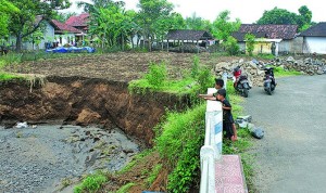 Pondasi Terkikis, Jembatan Nyaris Ambrol