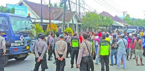 Protes Jalan Rusak, Warga Hadang Mobil BBM Milik BSI