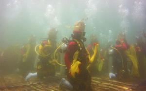 Penari Gandrung Banyuwangi Pentas di Dasar Laut