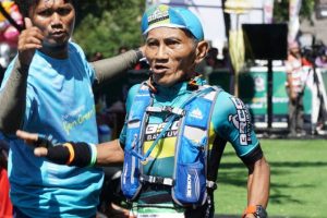 Seorang Kakek Ikut Lomba Lari di Lintasan Banyuwangi Ijen Green Run