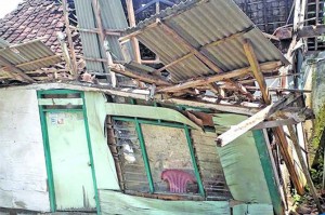 Fragile Support Wood, Residents' House in Rogojampi Collapses
