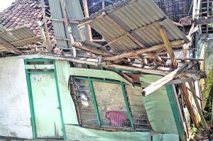 Kayu Penyangga Rapuh, Rumah Warga di Rogojampi Roboh