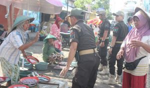 Pedagang Ikan Kabur Saat Ditertibkan Satpol PP