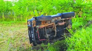 Hindari Motor, Feroza Terperosok dan Terguling di Sawah