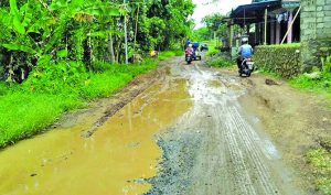 Rusak Dilewati Kendaraan Berat, Jalan ke Stasiun Singojuruh Berlumpur