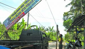 Perbaiki Jalan Rusak, Warga Minta Sumbangan