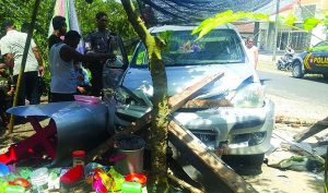 Mobil Xenia Seruduk Warkop, Sopir Tewas di Lokasi Kejadian