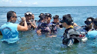 Polres Banyuwangi & Kopaska TNI AL Latihan Selam Bersama