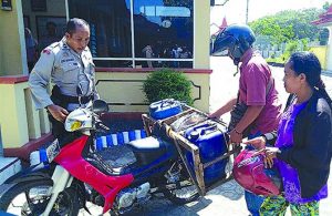 Janda Ditangkap Bawa Dua Jeriken Berisi Tuak
