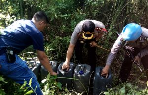 Polres Banyuwangi Gerebek Penyimpanan Arak di Kebun Buah Naga