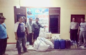 Ringkus 4 Peminum & 5 Penjual Miras, Polsek Muncar Amankan Ratusan Liter Tuak