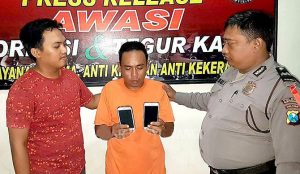 Kepergok Curi Hp, Pria Asal Rogojampi Dihajar Warga