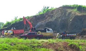 Warga Karangsari Resah, Truk Galian C Merusak Jalan