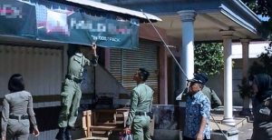 Satpol PP Tertibkan Banner Iklan Rokok yang Terpasang di Zona Telarang