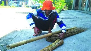 Kakek Slamet Jalan Kaki Kiloan Meter Jajakan Sapu Lidi