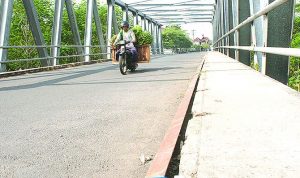 Hati-hati, Besi Pengaman Trotoar Jembatan Wiroguno Lepas