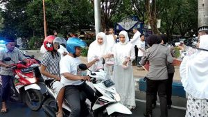 Bulan Penuh Berkah, Bhayangkari dan Polwan di Banyuwangi Bagikan Takjil di Jalan