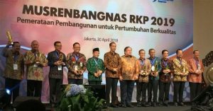 Bupati Anas Terima Penghargaan Pembangunan Daerah Terbaik dari Jokowi