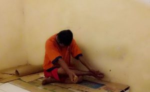 Lumuri Tubuh Pakai Sabun, Tahanan Polsek Giri Kabur