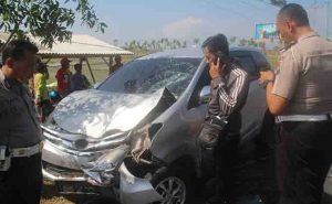 Brakkk! Diseruduk Avanza, Pengendara Motor Patah Tulang