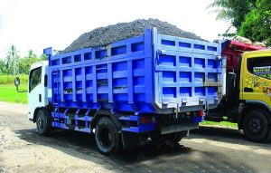 Dump Truck Pasir Tanpa Terpal Ganggu Pengendara