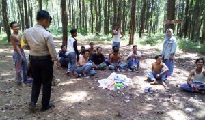 Use Patrol Car, Police Lead Convoy of Students to Forest