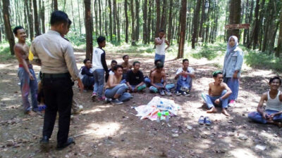 Use Patrol Car, Police Lead Convoy of Students to Forest