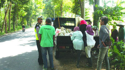 Tilang Pikap Pengangkut Buruh