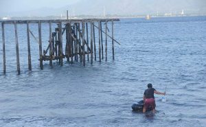 Ngabuburit di Pantai Waru Doyong, Ombak Bagus Pemancing Bisa Dapat 3 Kg Cumi-cumi