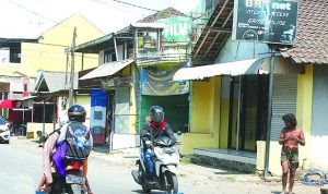 Ulah Jahil Orang Gila di Genteng Bikin Kesal Pengguna Jalan