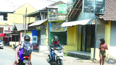 Crazy People's Actions on Roof Tiles Upset Road Users