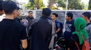 Gaji Dipotong, Puluhan Karyawan Distributor Ponsel Wadul Disnaker