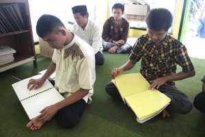 Penyandang Tunanetra Tadarus Al Quran dengan Huruf Braille