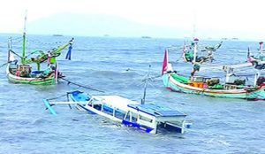Perahu Nelayan Karam Dihantam Ombak Besar