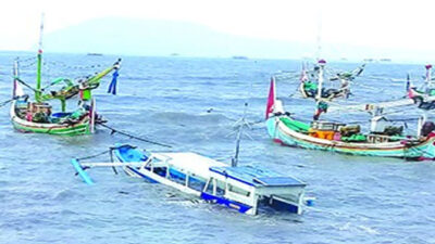 Perahu Nelayan Karam Dihantam Ombak Besar