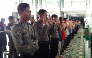 Doakan Korban Rusuh Mako Brimob, Polres Banyuwangi Gelar Sholat Ghaib