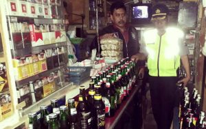 Gelar Operasi Pekat, Polisi Sita Puluhan Miras dari Toko Klontong di Pasar Genteng