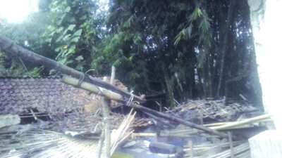 The House Suddenly Collapses, Poor Grandpa in Srono Survived the Ruins