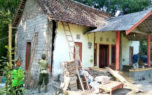 Tiba-Tiba Ambruk, Rumah Kakek Miskin di Srono Dibangun Secara Gotong Royong