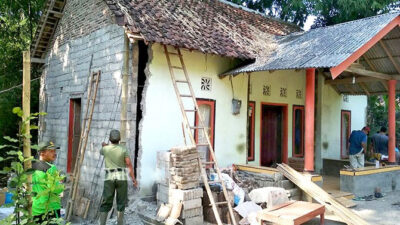 Tiba-Tiba Ambruk, Rumah Kakek Miskin di Srono Dibangun Secara Gotong Royong