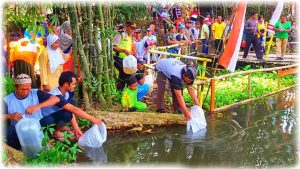 Tebar Ribuan Benih Ikan Patin, Banyuwangi Rintis Wisata Rumah Apung Waduk Lecari